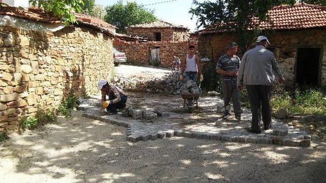 Kırsal Mahallelere 4 Ayda 26 Bin Metrekare Parketaş Yol Yapıldı