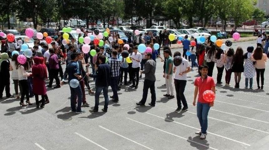 Nuhmehmet K&uuml;&ccedil;&uuml;k&ccedil;alık Anadolu Lisesi &Ouml;ğrencilerinin Mezuniyet Heyecanı