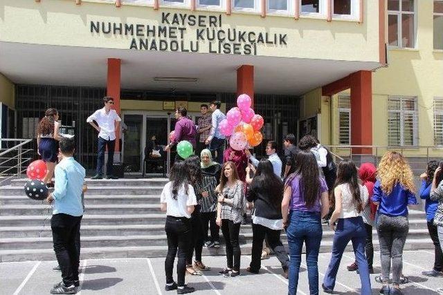 Nuhmehmet Küçükçalık Anadolu Lisesi Öğrencilerinin Mezuniyet Heyecanı