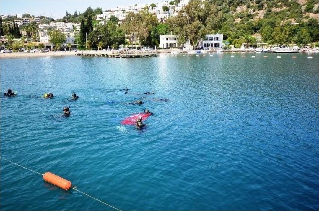 Denizi Temizleyip T&uuml;rk Bayrağı A&ccedil;tılar