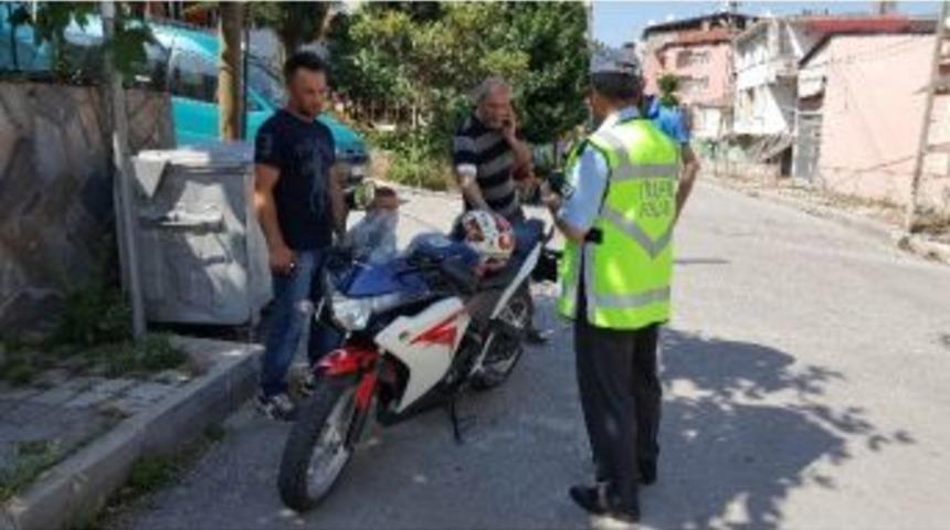 Motosiklet Kamyonete &Ccedil;arptı: 2 Yaralı