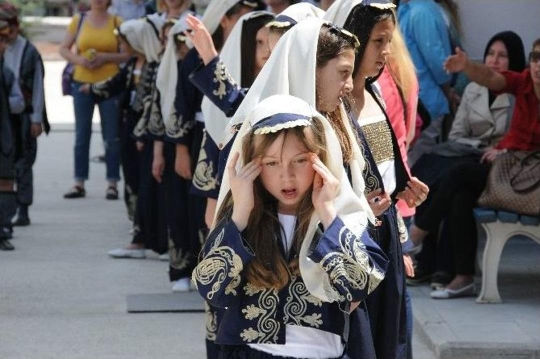 &Ouml;ğrenciler Mehmet Akif&rsquo;in Şiiriyle &Ouml;d&uuml;llendirildi
