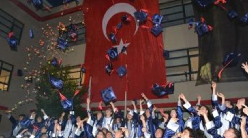 Bah&ccedil;eşehir&rsquo;de Mezuniyet Coşkusu