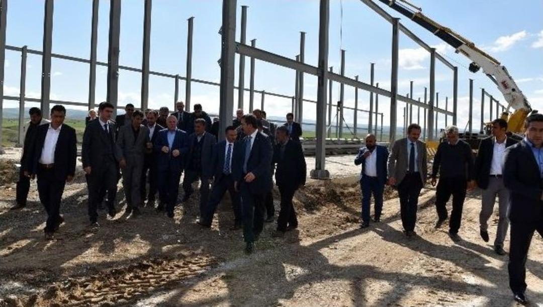 Başkan Sekmen Hınıs&rsquo;a &Ccedil;ıkarma Yaptı