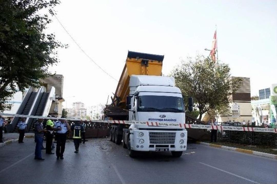 Kamyonun A&ccedil;ılan Damperi &Uuml;st Ge&ccedil;idi Yıktı
