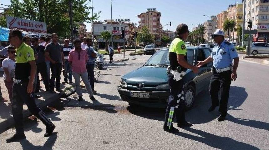 Manavgat&rsquo;ta Otomobil Motosiklete &Ccedil;arptı: 1 Yaralı
