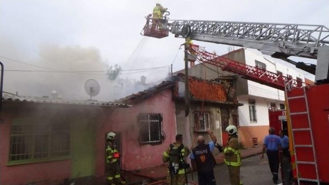 Evde &Ccedil;ıkan Yangın Korkuttu