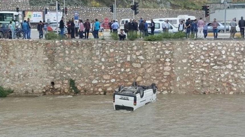 Kamyonet Yeşilırmak&rsquo;a U&ccedil;tu: 3 Yaralı