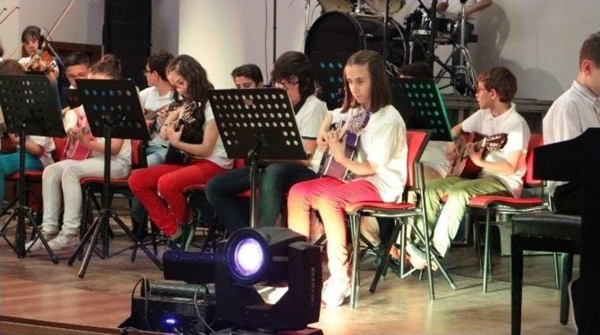 Minik &Ouml;ğrenciler &Ouml;nce İngilizce Tiyatro Oynadılar Sonra Konser Verdiler