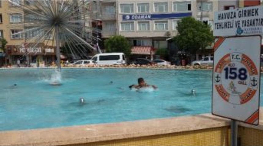 Tehlikelere Aldırış Etmeden S&uuml;s Havuzuna Girdiler