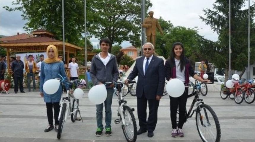 G&ouml;yn&uuml;cekli &Ouml;ğrencilere Bakanlıktan Bisiklet