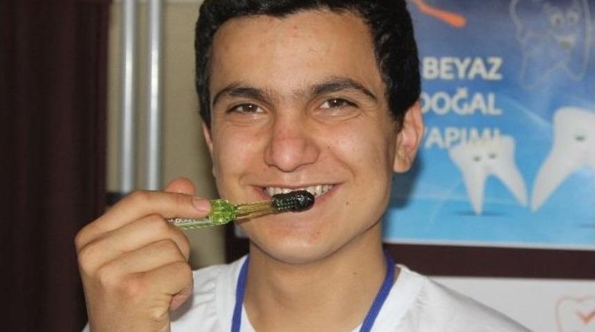 Liseli &Ouml;ğrencilerden Organik Diş Macunu
