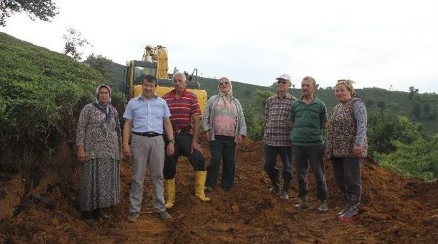 Hac Kurası &Ccedil;ıkmayınca Biriktirdiği Para İle Mahallesine Yol Yaptı