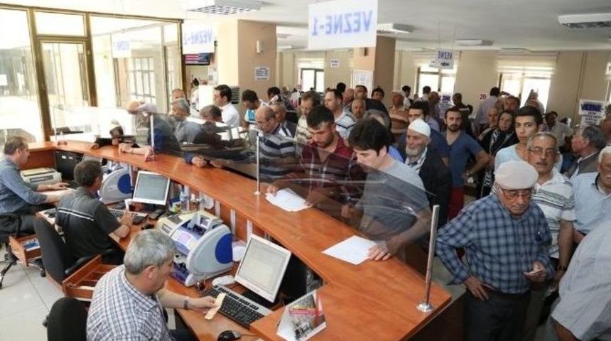 Başkan B&uuml;y&uuml;kkılı&ccedil; Vergisini &Ouml;deyen Vatandaşa Teşekk&uuml;r Etti