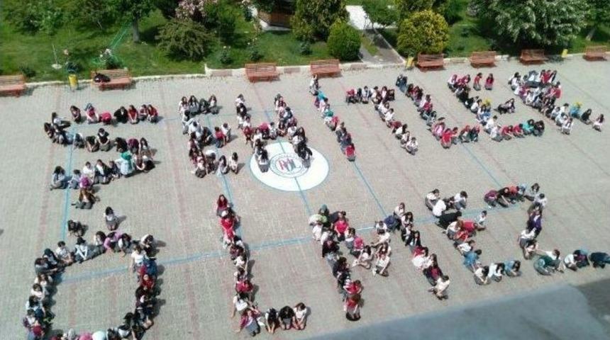 Somalı Öğrencilerden Şehitlere Saygı