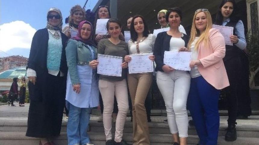 Kurslarını Bitiren Kadınlar Sertifika Aldı