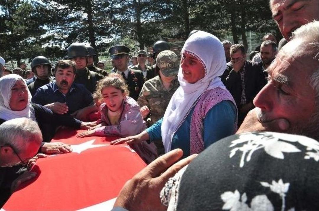 Şehit Korucu K&uuml;rt&ccedil;e Ağıtlarla Uğurlandı