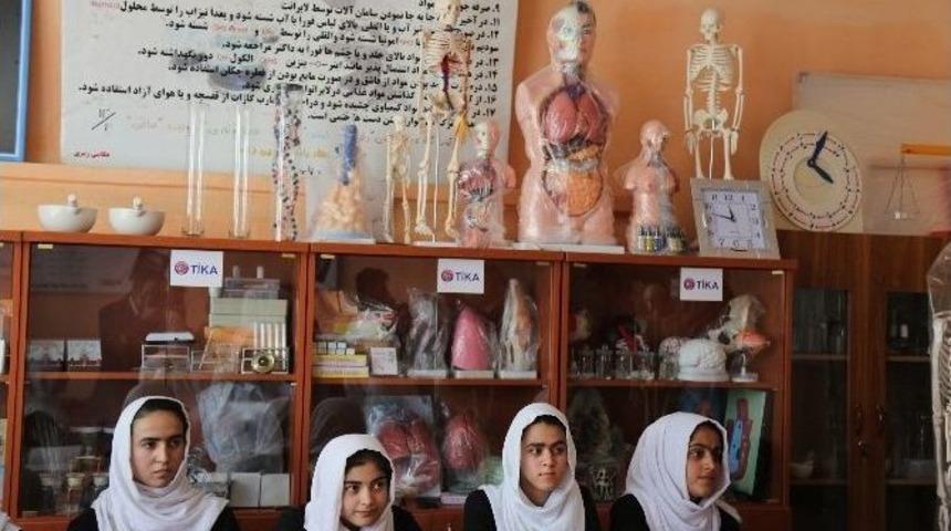 Kabil&rsquo;de 6 Bin Kız &Ouml;ğrencinin Okuduğu Okula Bilgisayar Ve Fen Laboratuvarı