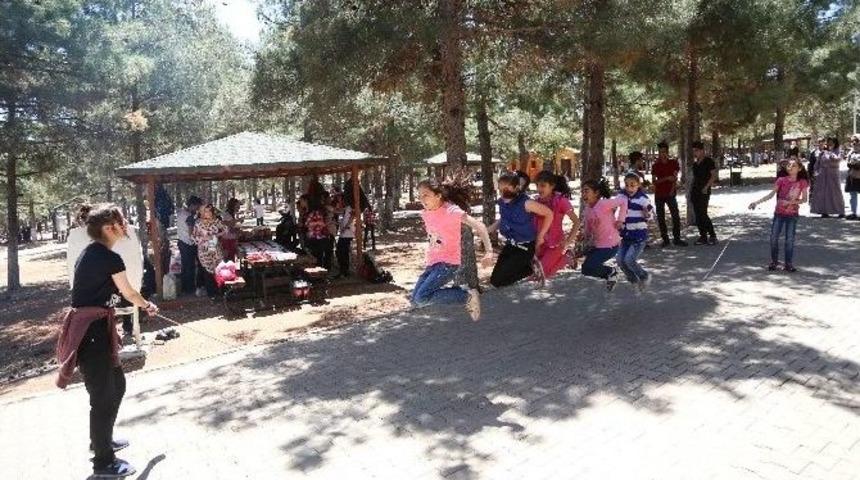 Liseli &Ouml;ğrencilerden Yetim &Ccedil;ocuklara Barbek&uuml; Partisi