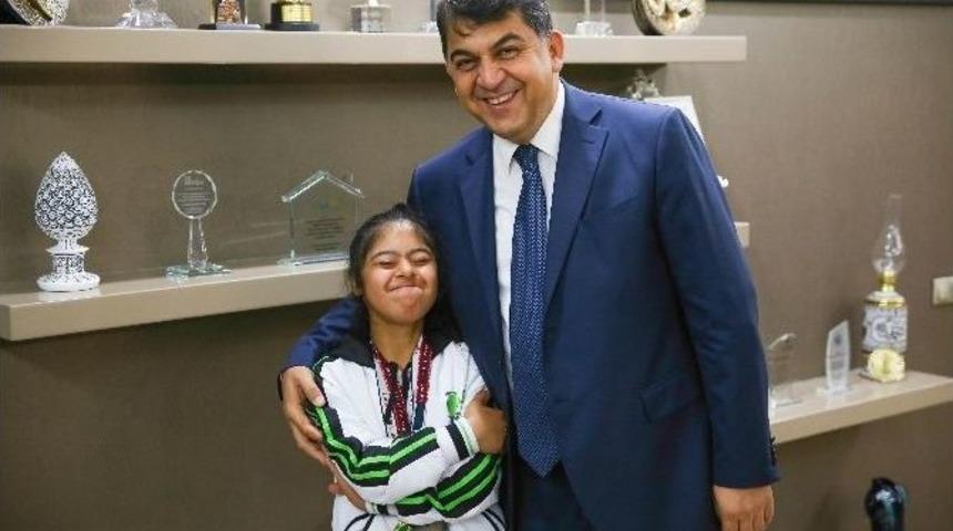 &Ouml;zel Şapmiyon Y&uuml;z&uuml;c&uuml;ler Fadıloğlu&rsquo;nu Ziyaret Etti