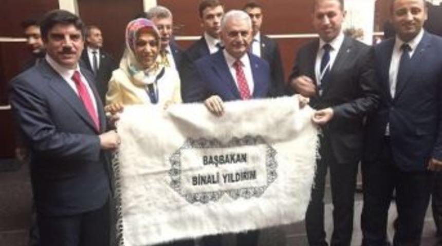 &Ccedil;alapkulu, Başbakan Yıldırım&rsquo;a Siirt Tiftik Battaniyesi Hediye Etti