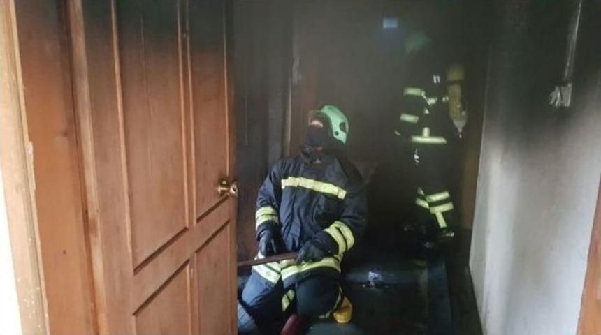 &Ccedil;ıkan Yangında Evin Salonu Kullanılmaz Hale Geldi