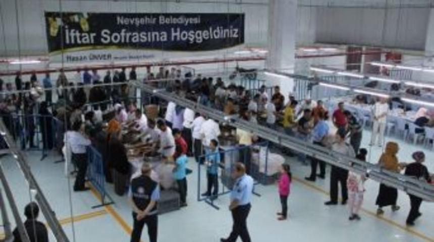 İlk İftar Sofrası Modern Pazaryeri Altındaki Salonda Kuruluyor
