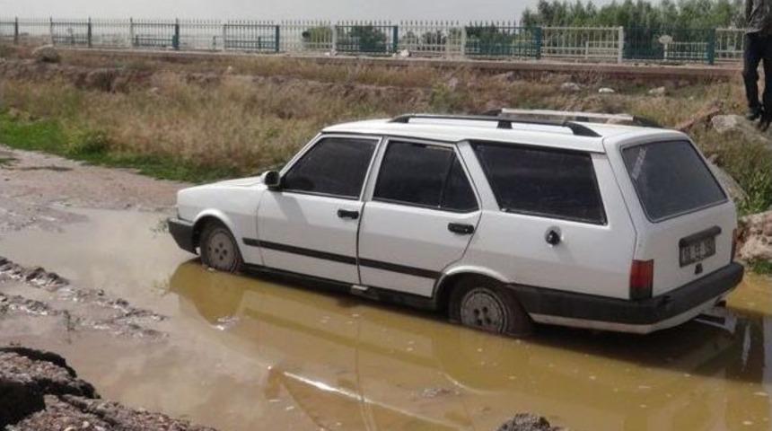 Polisten Ka&ccedil;arken Otomobilleri &Ccedil;amura Saplanınca Yakalandılar