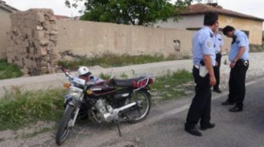 Polisi G&ouml;r&uuml;nce &Ccedil;alıntı Motoru Atıp Ka&ccedil;tı