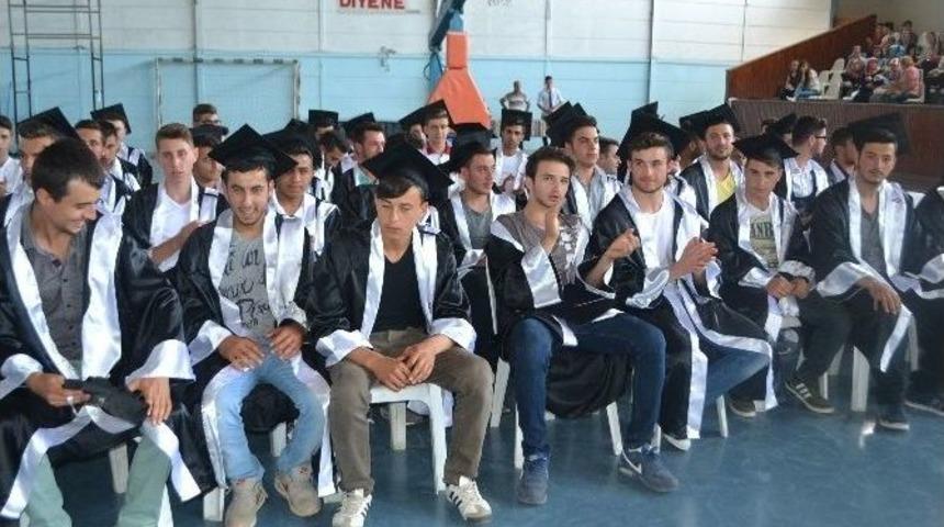 Gelibolu Mehmet Akif Ersoy Mesleki Ve Teknik Anadolu Lisesinde Mezuniyet Sevinci