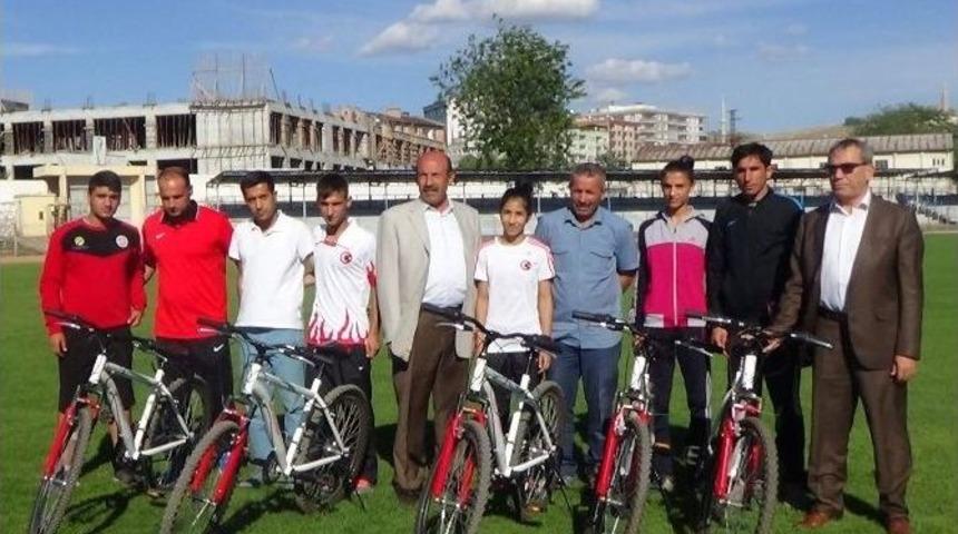 T&uuml;rkiye Şampiyonu Atletler Bisikletle &Ouml;d&uuml;llendirildi