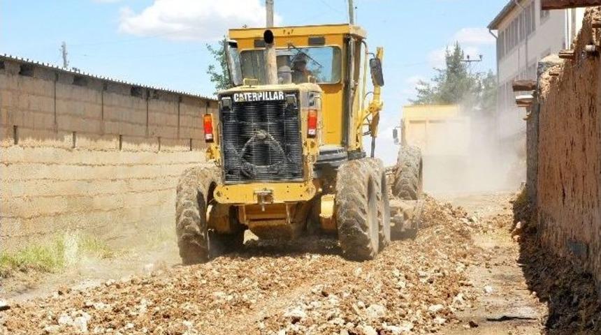 Ceylanpınar&rsquo;da Yol &Ccedil;alışmaları S&uuml;r&uuml;yor