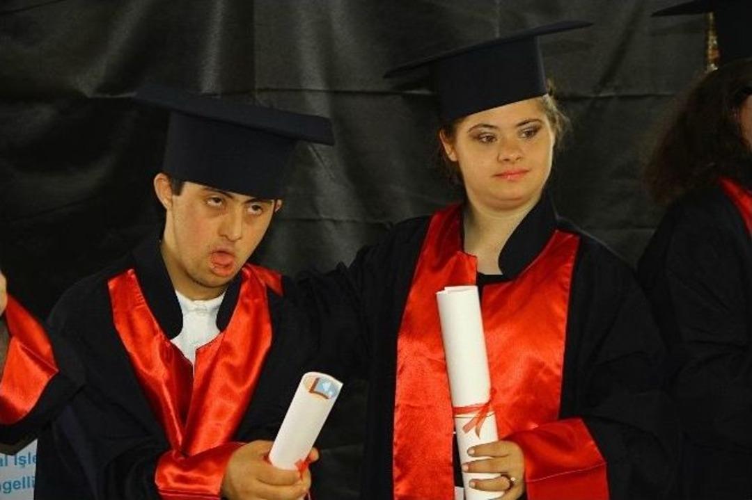 Zihinsel Engelli &Ouml;ğrencilerin Mezuniyet Heyecanı