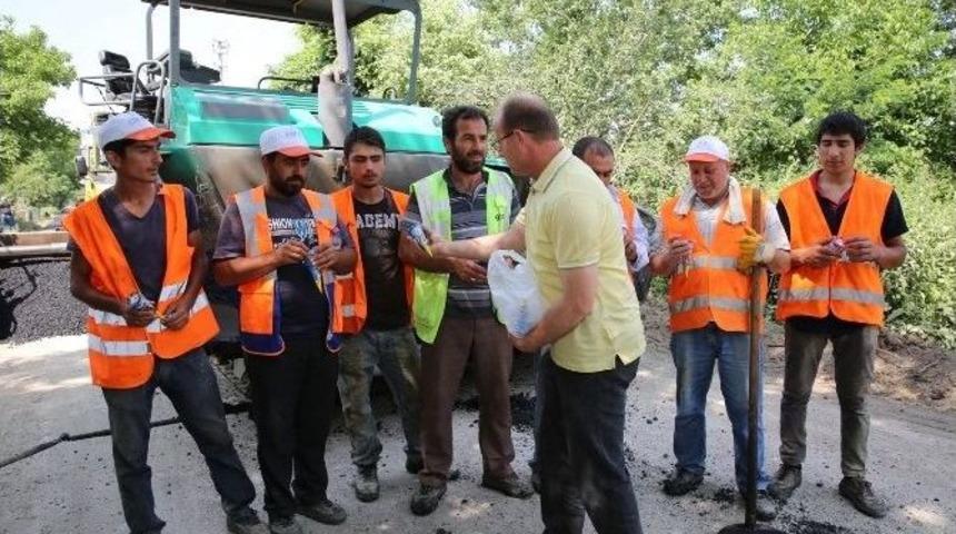 Asfalt &Ccedil;alışanlarına Dondurmalı S&uuml;rpriz