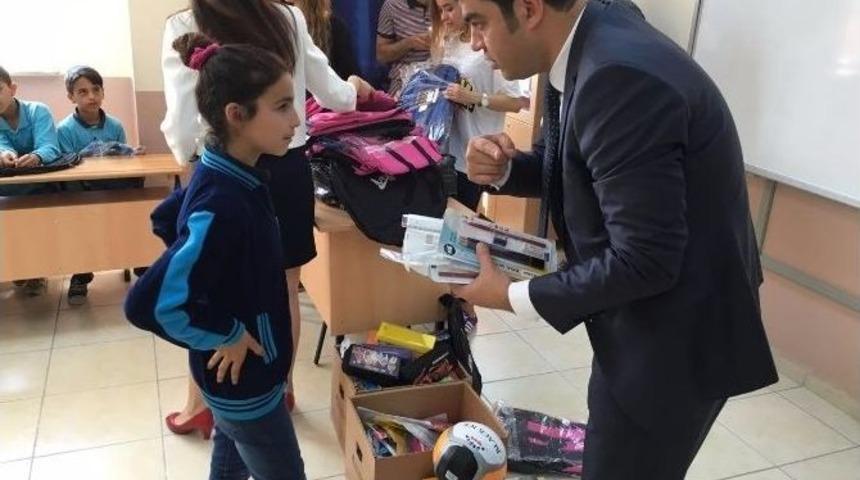 Banka &Ccedil;alışanları &Ouml;ğrencilerin Y&uuml;zlerini G&uuml;ld&uuml;rd&uuml;