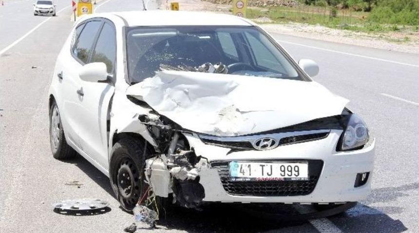 Kamyonet İle Otomobil Çarpıştı: 6 Yaralı