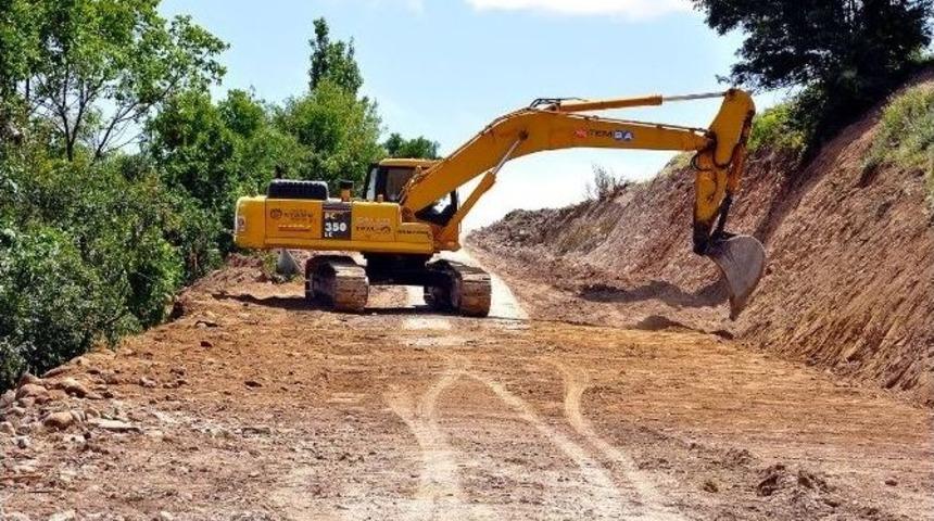 Arguvan İlçesinde Yol Çalışması Yapılıyor