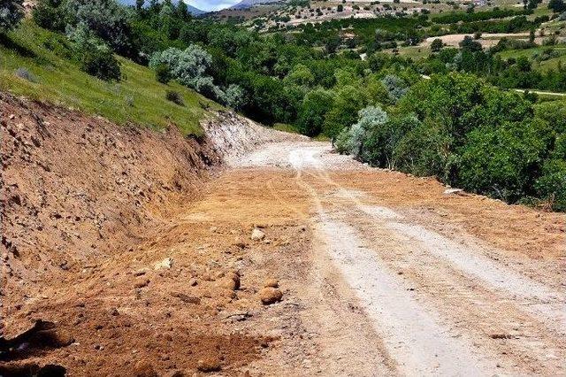 Arguvan İlçesinde Yol Çalışması Yapılıyor