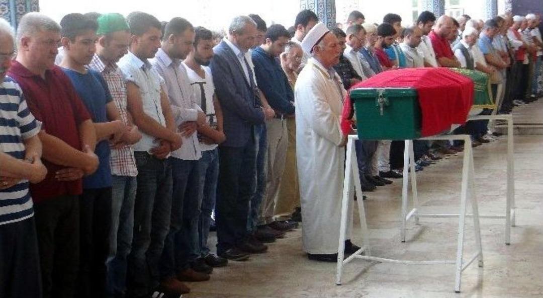 Kocasının Benzin D&ouml;k&uuml;p Yakarak &Ouml;ld&uuml;rd&uuml;ğ&uuml; Kadın Son Yolculuğuna Uğurlandı