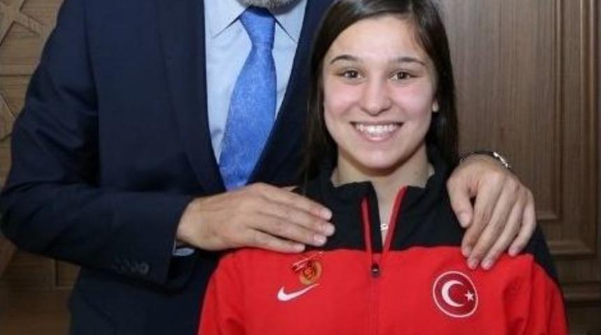 Başkandan Başarılı Sporculara &Ouml;d&uuml;l