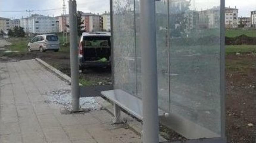 Kars&rsquo;ta Dolmuş Durağı&rsquo;nın Camını Kırdılar