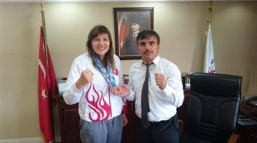 Milli Boks&ouml;rden &Ouml;zdemir&rsquo;e Ziyaret