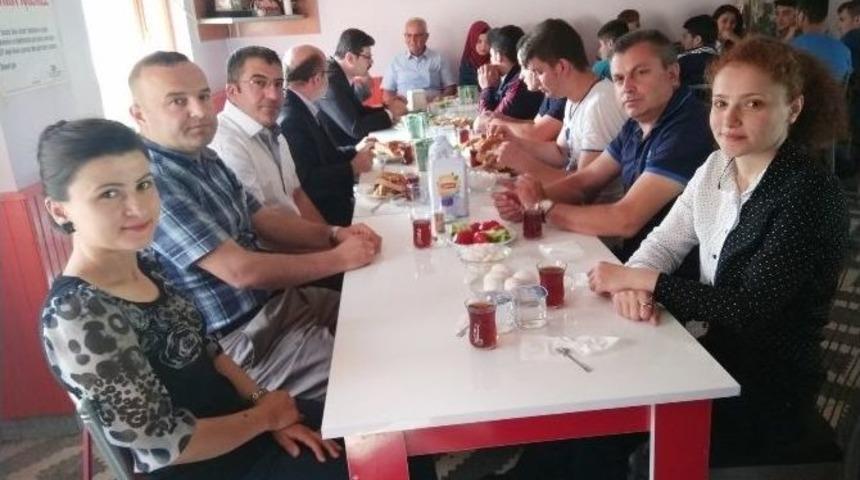 İspanya&rsquo;dan D&ouml;nen Lise &Ouml;ğrencilerine Kahvaltı