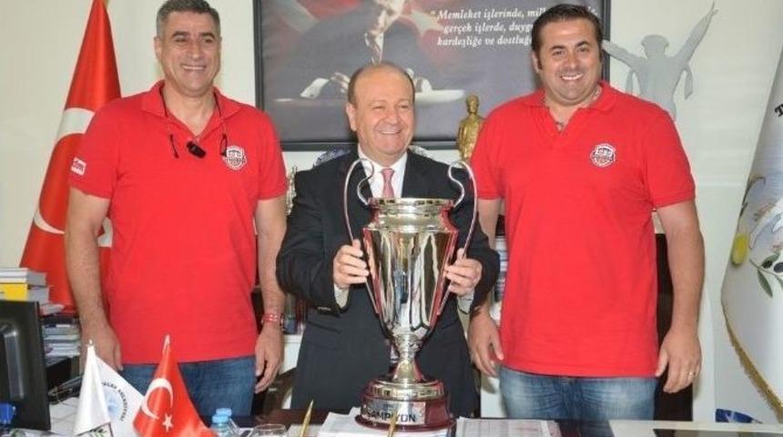 Şampiyon Efe&rsquo;lerden Başkan &Ouml;zakcan&rsquo;a Ziyaret