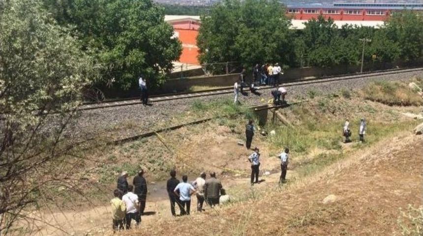 Trenin &Ccedil;arptığı Yaşlı Adam &Ouml;ld&uuml;