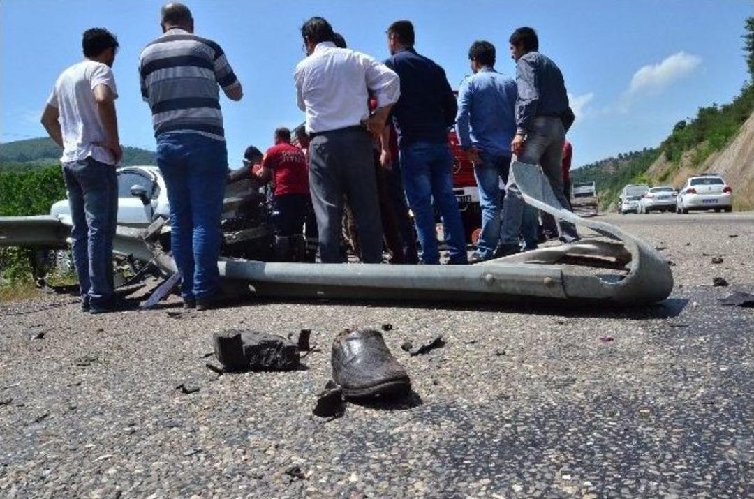 Otomobil Orta Ref&uuml;je Ok Gibi Saplandı: 1 &Ouml;l&uuml;