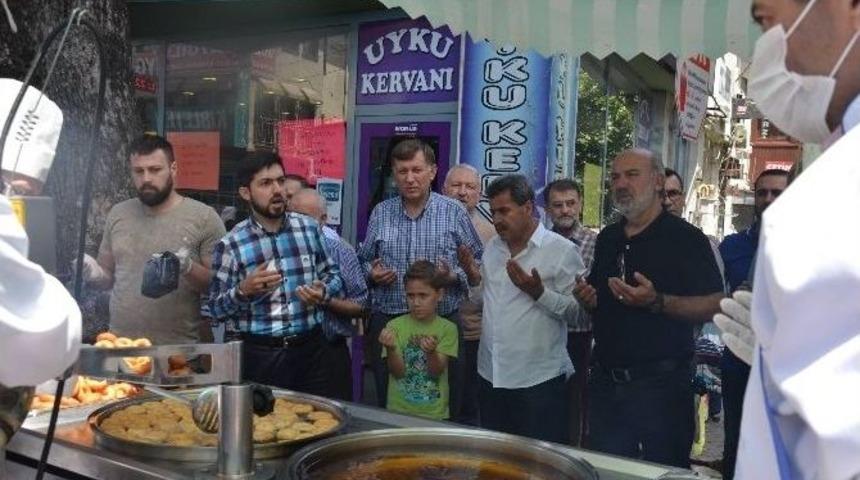 Bursa&rsquo;da &Ccedil;arşı Esnafı Lokma Dağıttı