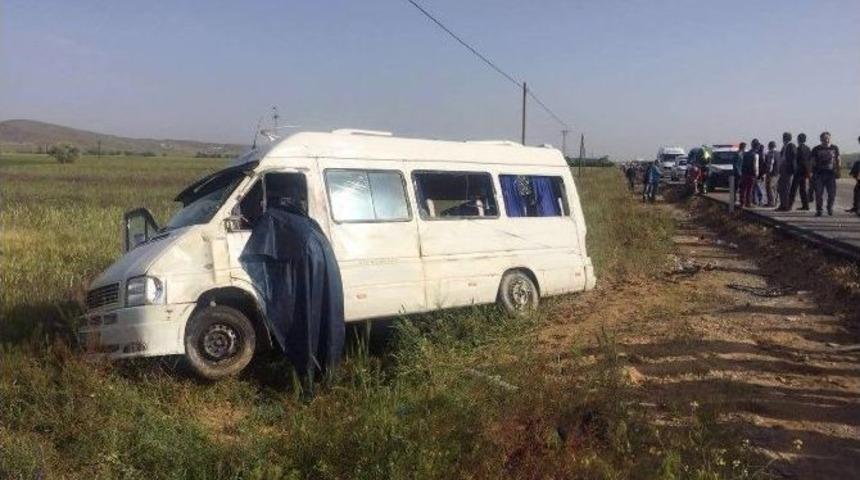 Afyonkarahisar&rsquo;da Trafik Kazası: 1 &Ouml;l&uuml;, 13 Yaralı
