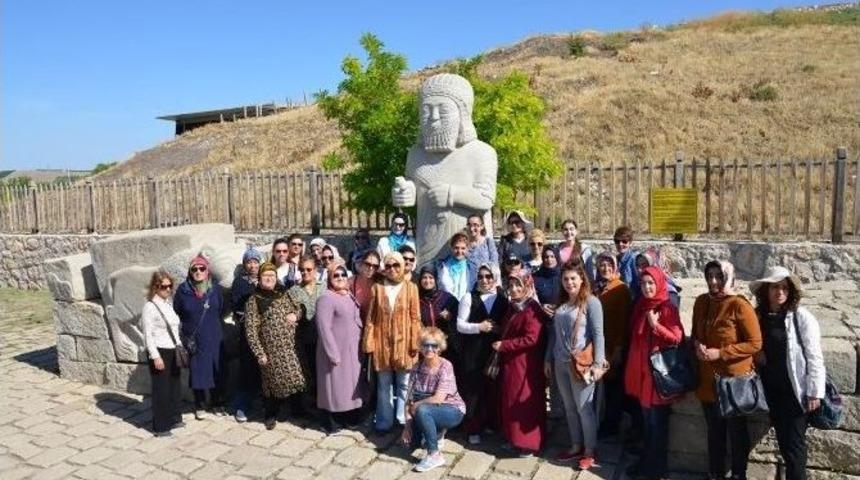 Kadınlar, Arslantepe A&ccedil;ık Hava M&uuml;zesi&rsquo;ni Ziyaret Etti