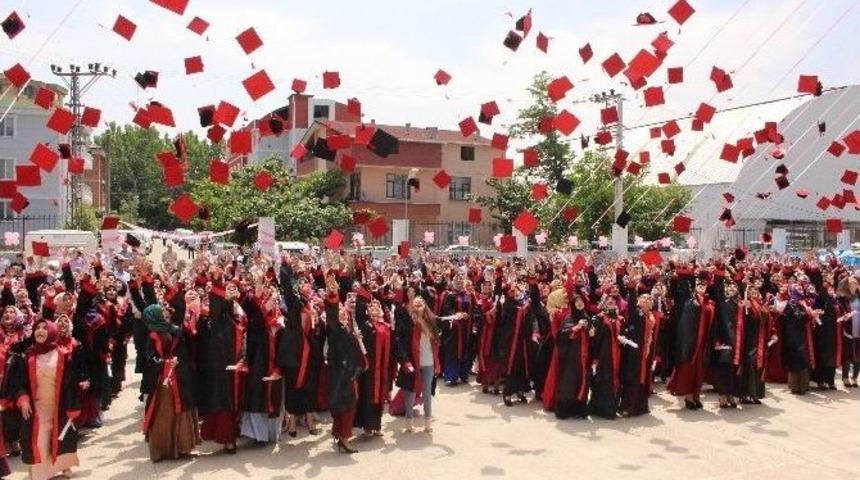 Lise &Ouml;ğrencilerinin Mezuniyet Sevinci